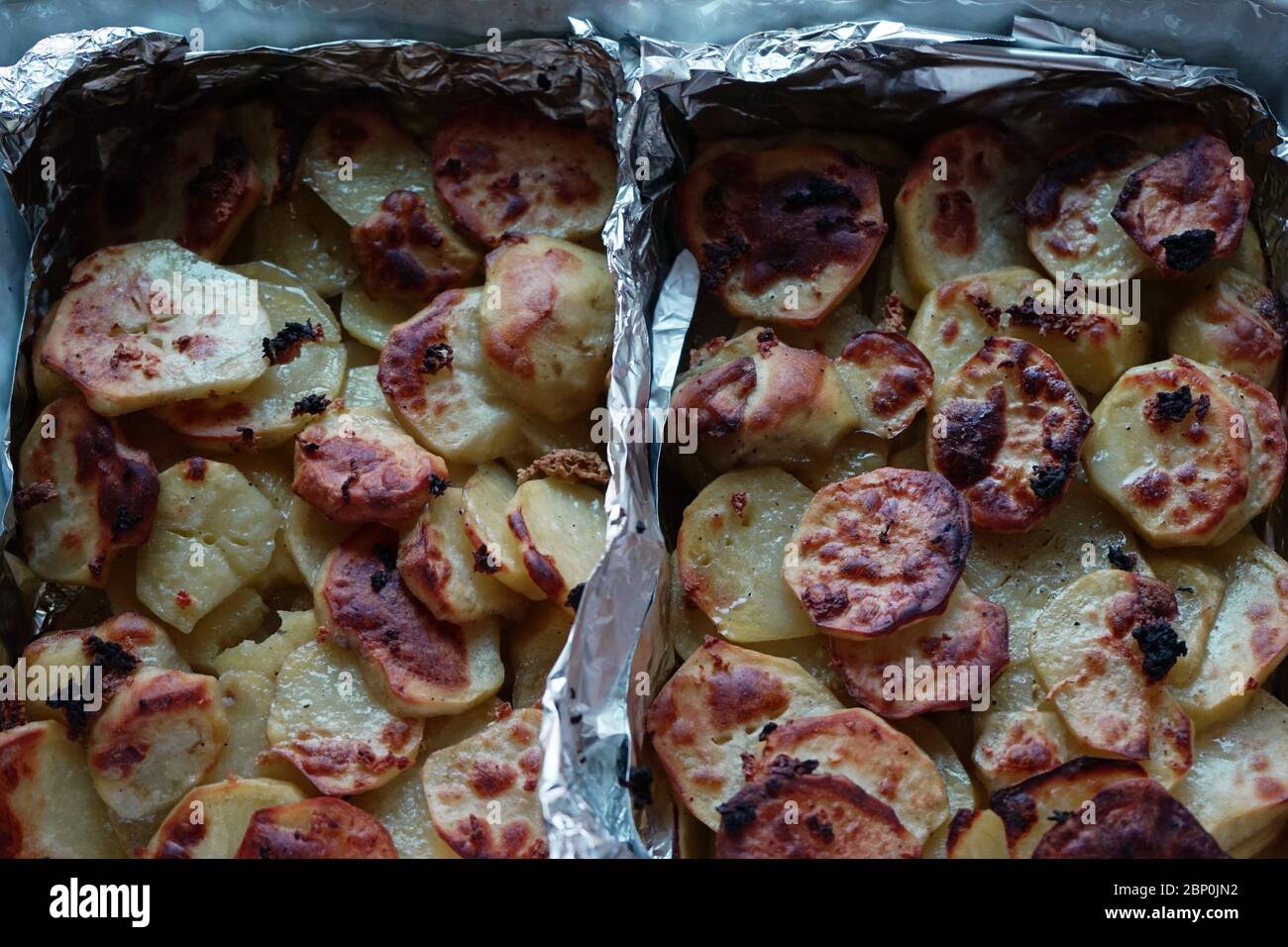 Preparazione di alimenti. Pranzo con patate. Cibo vegetariano fatto in casa. Foto Stock