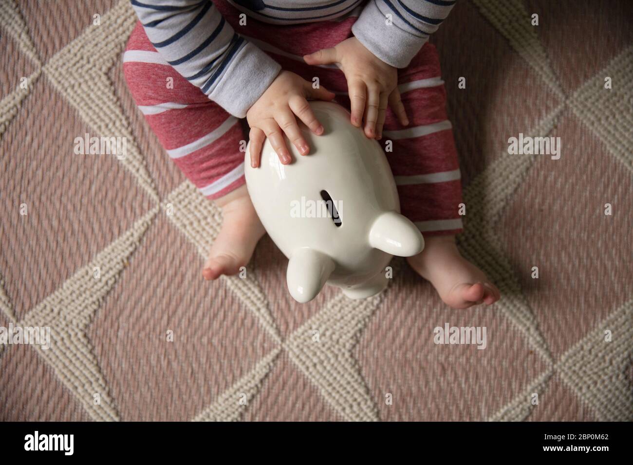 financial planning. bambino con una banca piggy che investe per il loro futuro Foto Stock