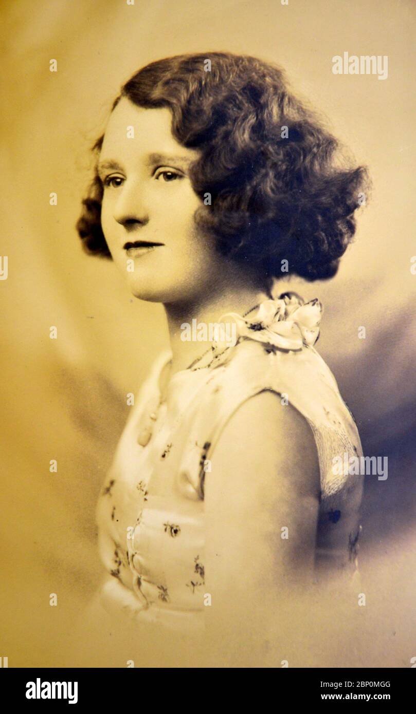 Studio d'archivio fotografia di una giovane donna o ragazza caucasica, di circa 18 anni, presa intorno a 1932 Foto Stock