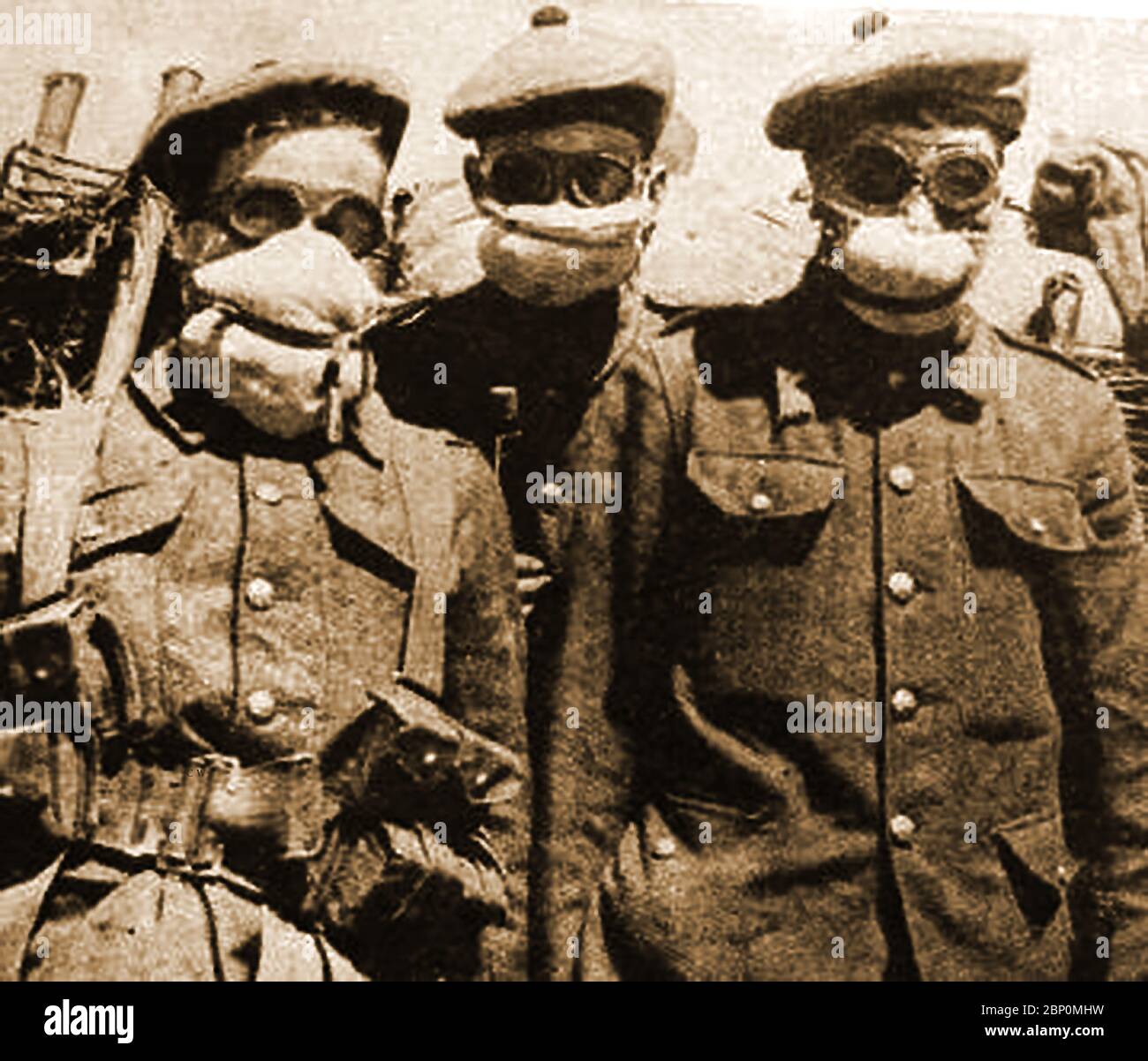 WWI - IMPIANTI PER MUNIZIONI NEL REGNO UNITO. Le prime maschere a gas della prima guerra mondiale erano cose primitive in Germania, ma sono state prodotte in migliaia Foto Stock