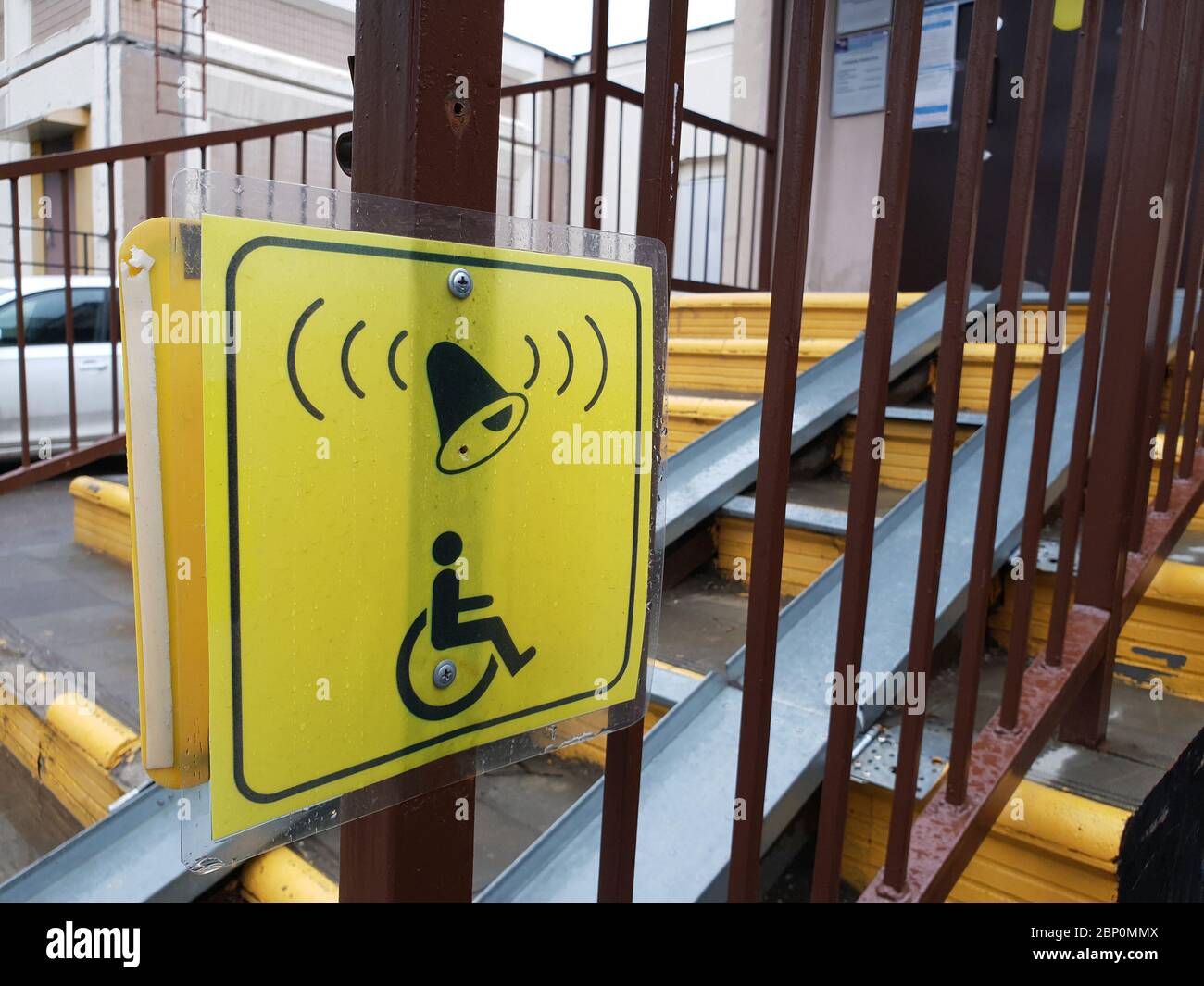 Cartelli informativi per le persone con disabilità vicino alla rampa sui gradini Foto Stock