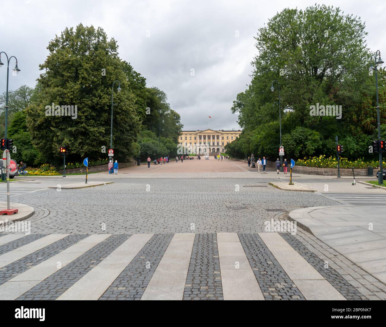La strada e l'attraversamento pedonale di fronte al Palazzo reale di Oslo, Norvegia. Agosto 2019 Foto Stock