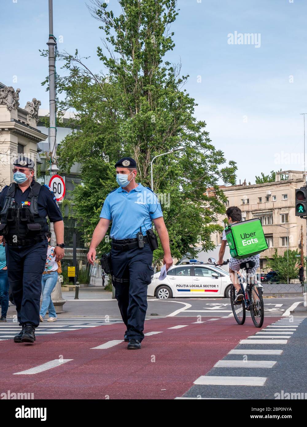 Bucarest/Romania - 05.17.2020: Poliziotti e Gendarmerie o polizia militare che sovrintende strettamente i dimostranti di Piazza Piata Victoriei Foto Stock