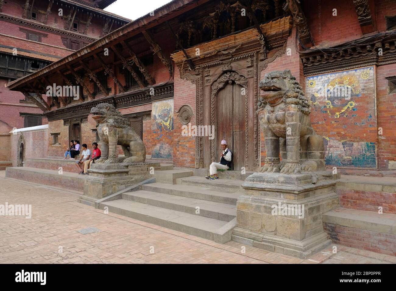 Lalitpur Nepal - Patan Durbar edificio con statue di leoni Foto Stock