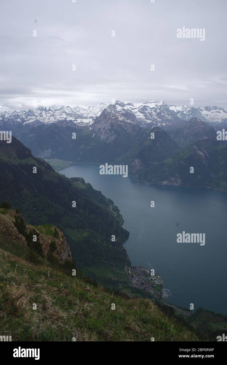 Panorama dalla cima del monte Frontalpstock che si affaccia sul lago di Lucerna e un tipico paesaggio svizzero con montagne e laghi. Foto Stock