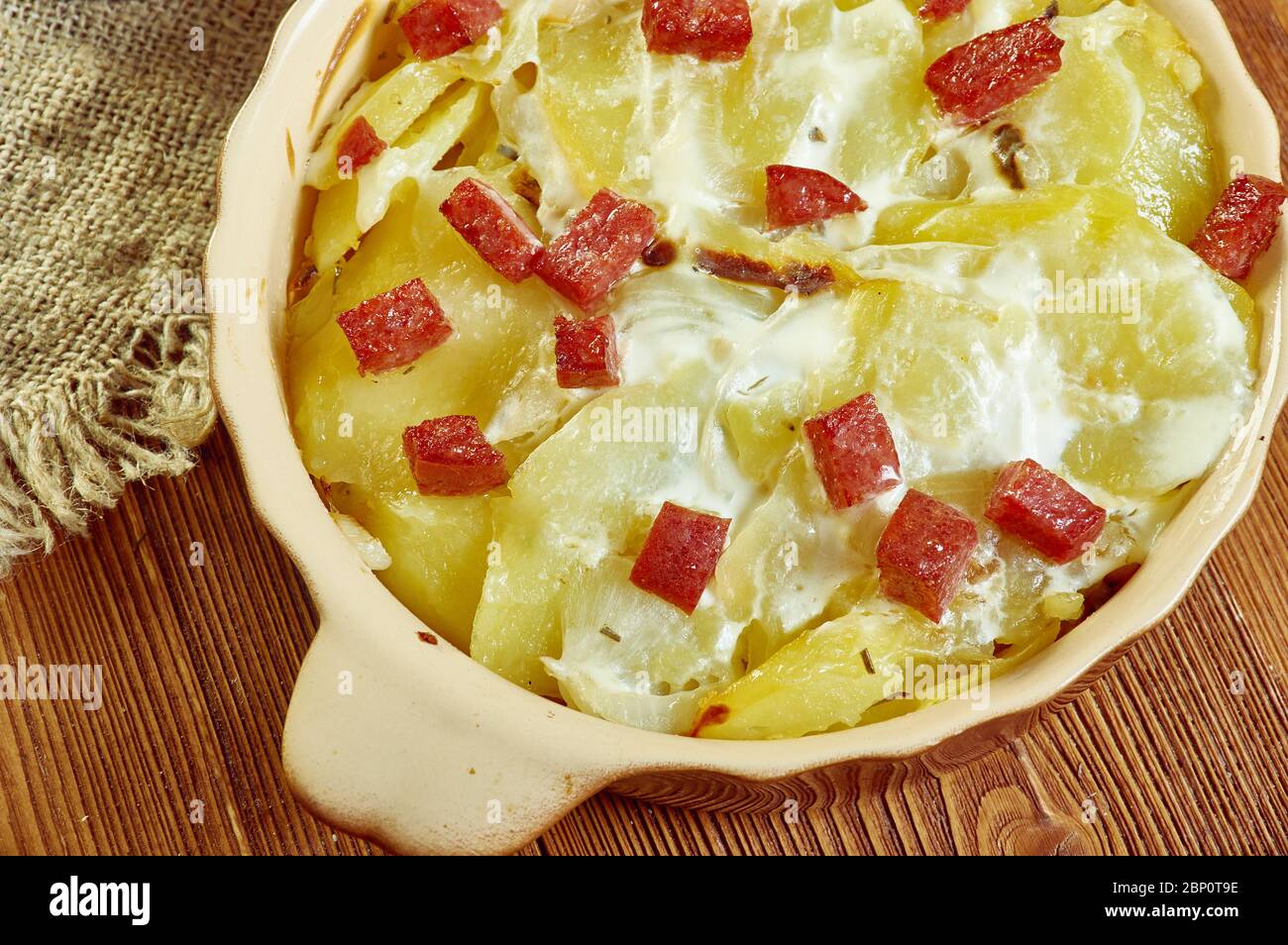 Sedano, patate, chorizo e rosmarino gratin, primo piano Foto Stock