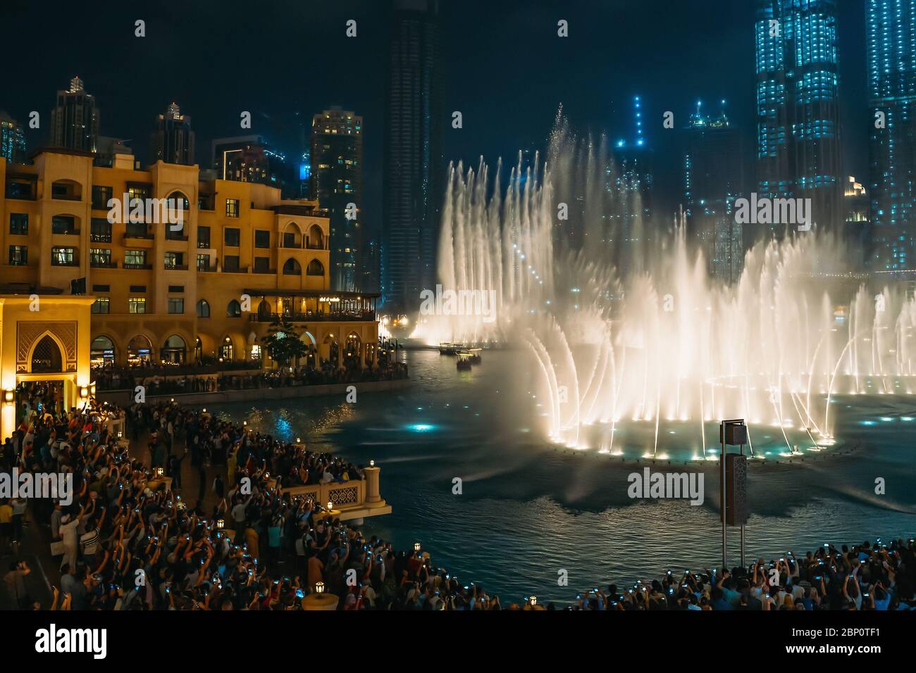 Fontana di Dubai con illuminazione notturna. Popolare luogo turistico nel centro della città, Emirati Arabi Uniti. Foto Stock