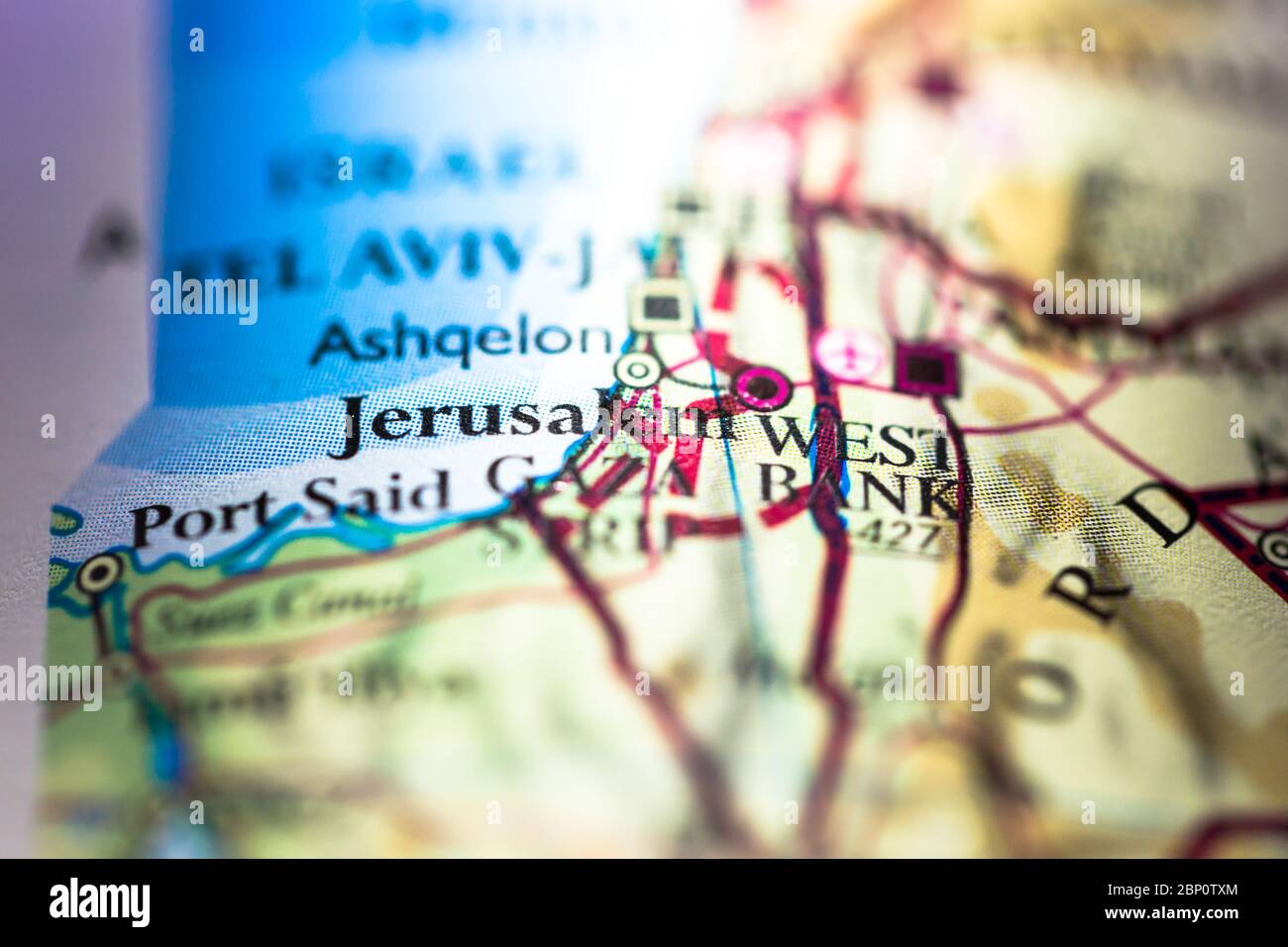 Profondità di campo poco profonda focalizzazione sulla mappa geografica posizione della città di Gerusalemme in Israele continente asiatico palestinese sull'atlante Foto Stock