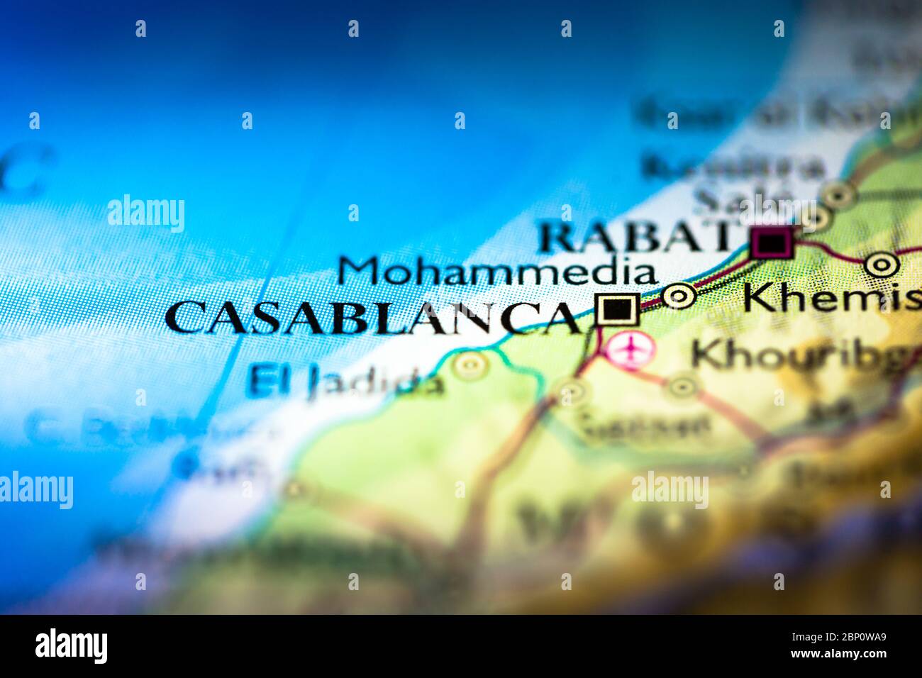 Profondità di campo poco profonda focalizzazione sulla mappa geografica posizione della città di Casablanca nel Maghreb Marocco Africa Araba continente sull'atlante Foto Stock