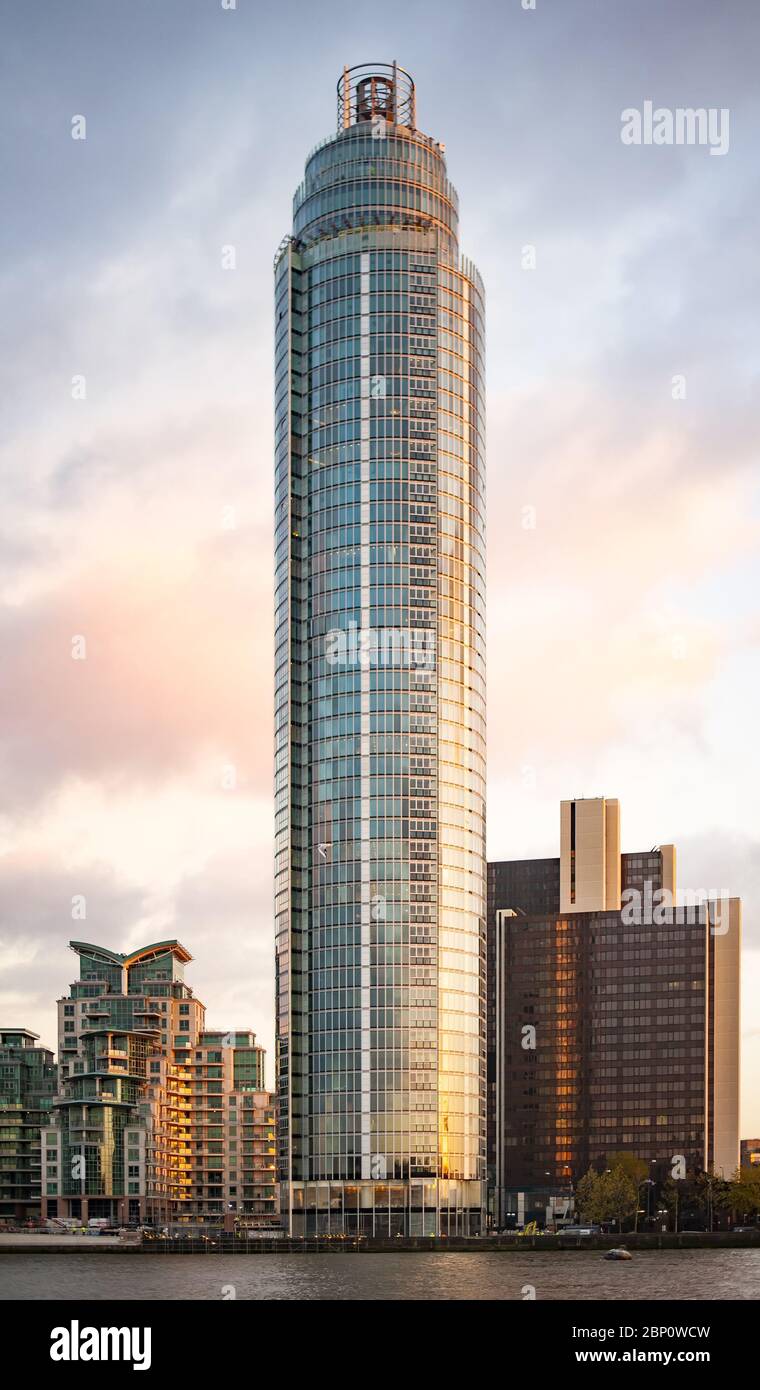 Vista mozzafiato della St George Wharf Tower illuminata da uno splendido tramonto. La St George Wharf Tower è anche conosciuta come la Vauxhall Tower. Foto Stock