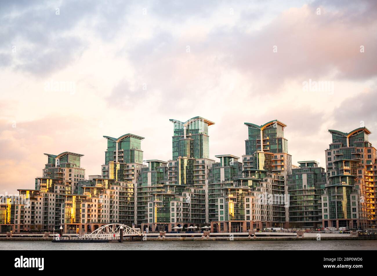 Vista mozzafiato della zona di St George Wharf illuminata da uno splendido tramonto. St George Wharf è un complesso di sviluppo lungo il fiume a Vauxhall, Lambeth, Londra Foto Stock