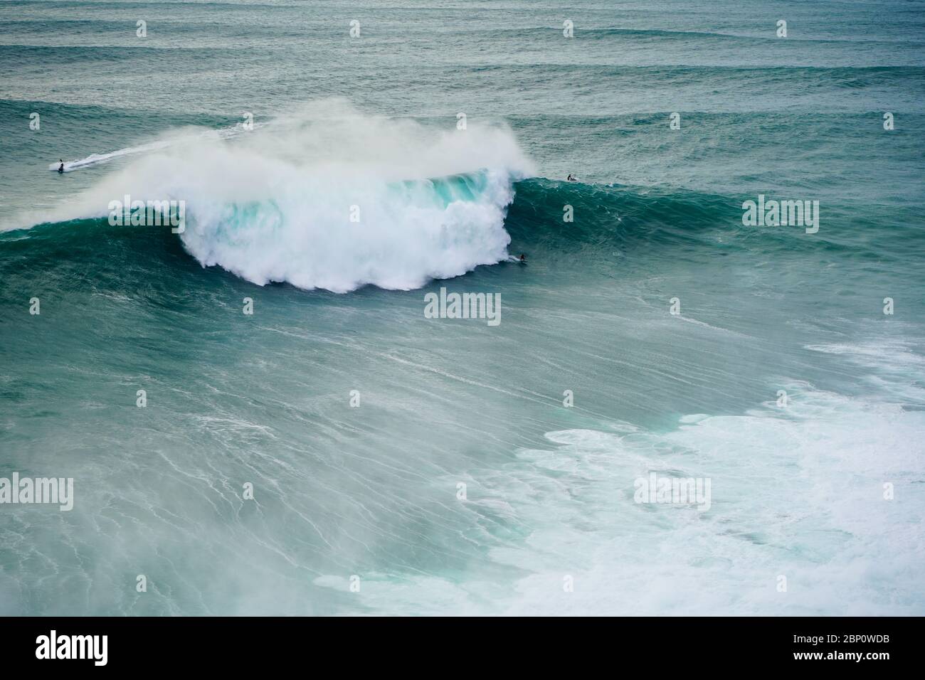 Grande ondata di oceano Atlantico dalla piccola città di Nazare, Portogallo Foto Stock