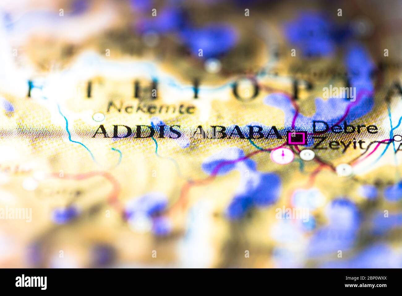 Profondità di campo poco profonda fuoco sulla mappa geografica posizione di Addis Abeba Finfinne città in Etiopia Africa araba continente su atlante Foto Stock