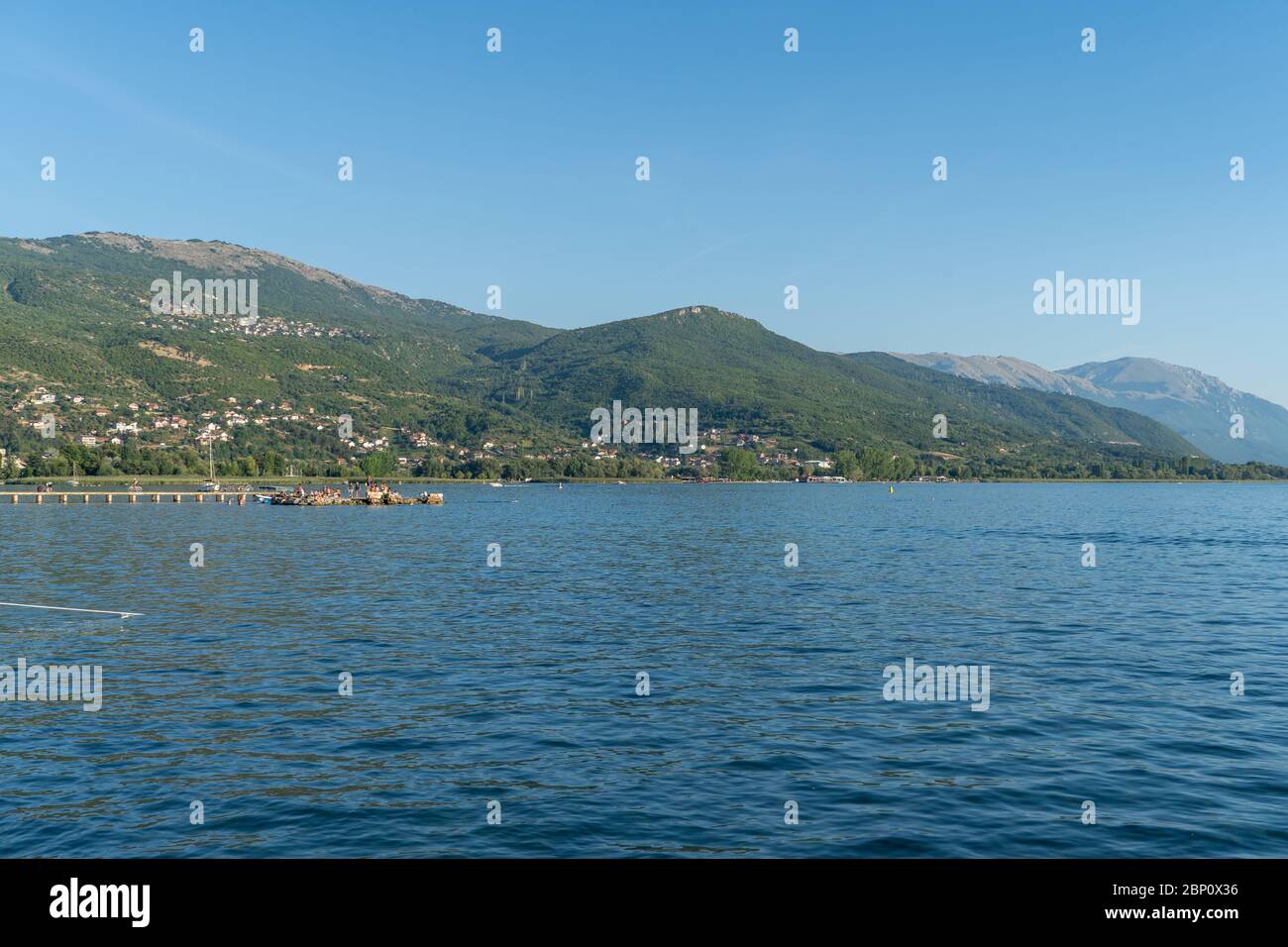 Ohrid, Macedonia del Nord: lago e montagne e cielo blu bello. Agosto 2019 Foto Stock