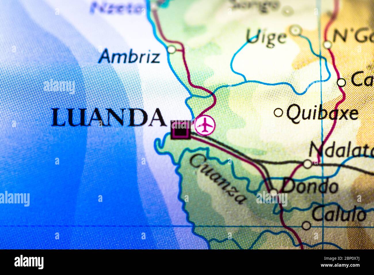 Profondità di campo poco profonda focalizzazione sulla mappa geografica posizione della città di Luanda in Angola Africa continente su atlas Foto Stock