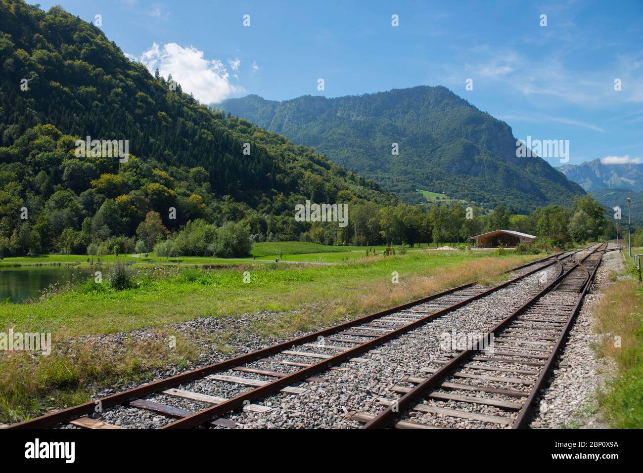 Vecchia stazione ferroviaria in valle a Ugine, regione Auvergne-Rhône-Alpes, Francia Foto Stock