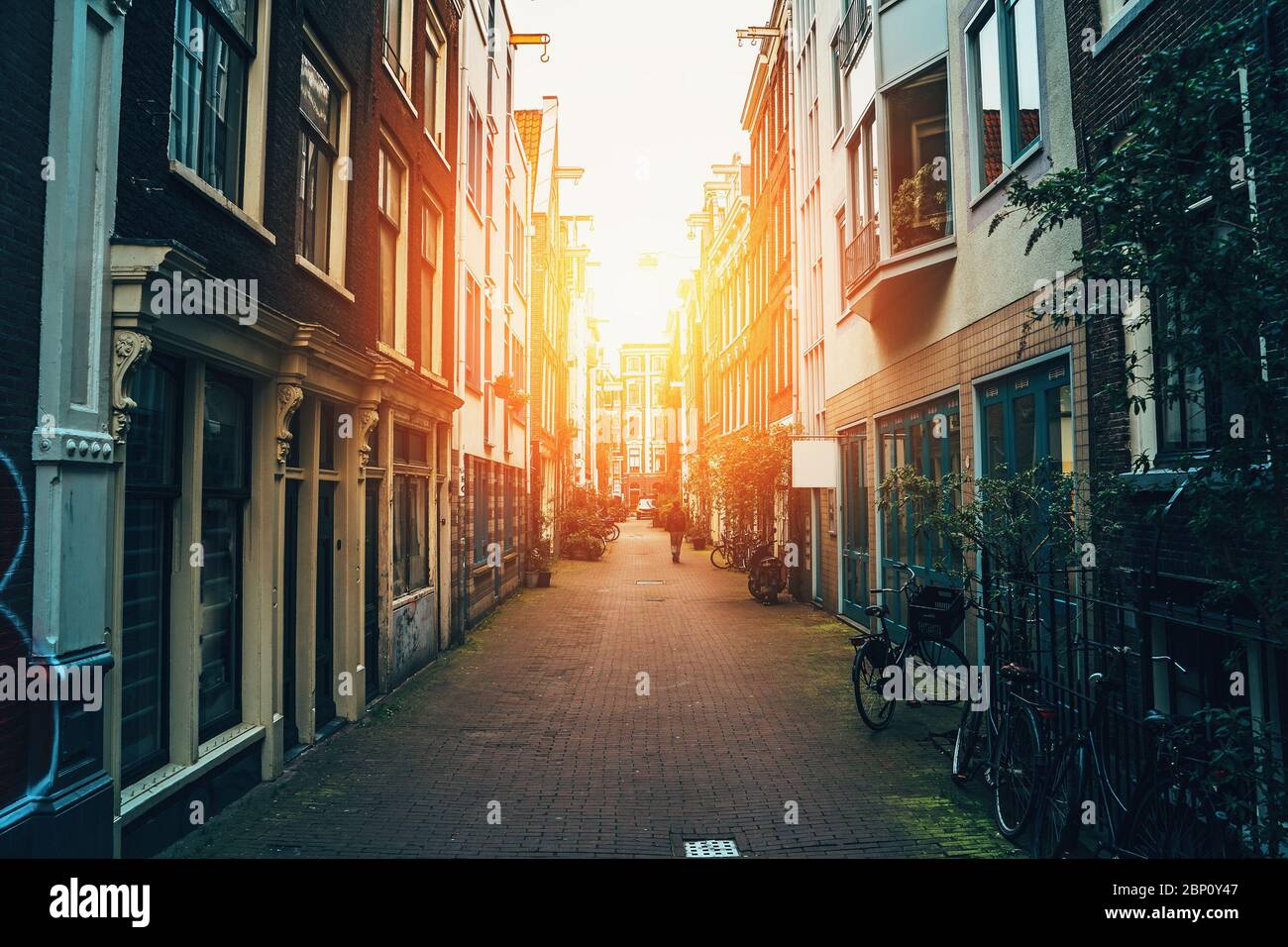 Via di Amsterdam, vecchia strada stretta in centro al tramonto, tonico Foto Stock
