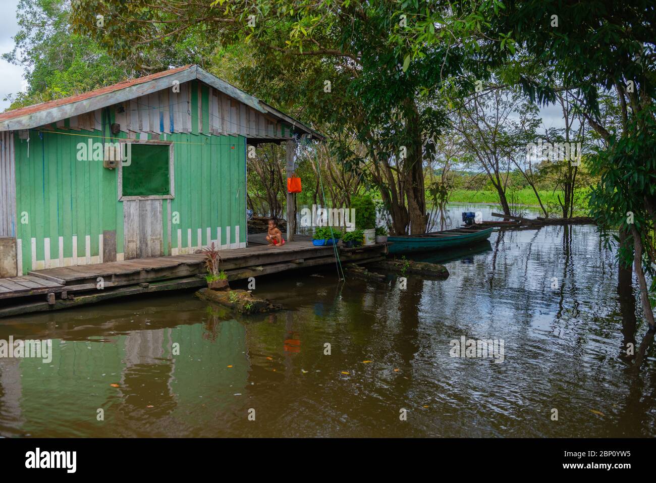 Vive su case galleggianti sul fiume Amazonas vicino a Manaus, l'Amazzonia, Brasile, America Latina Foto Stock