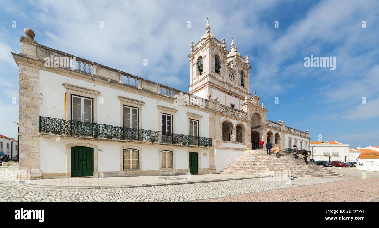 NAZARE, PORTOGALLO - 25 FEBBRAIO 2017: Il XVII secolo, barocco Igreja de Nossa Senhora da Nazaré, in Portogallo, decorato con attraente azulejo olandese Foto Stock