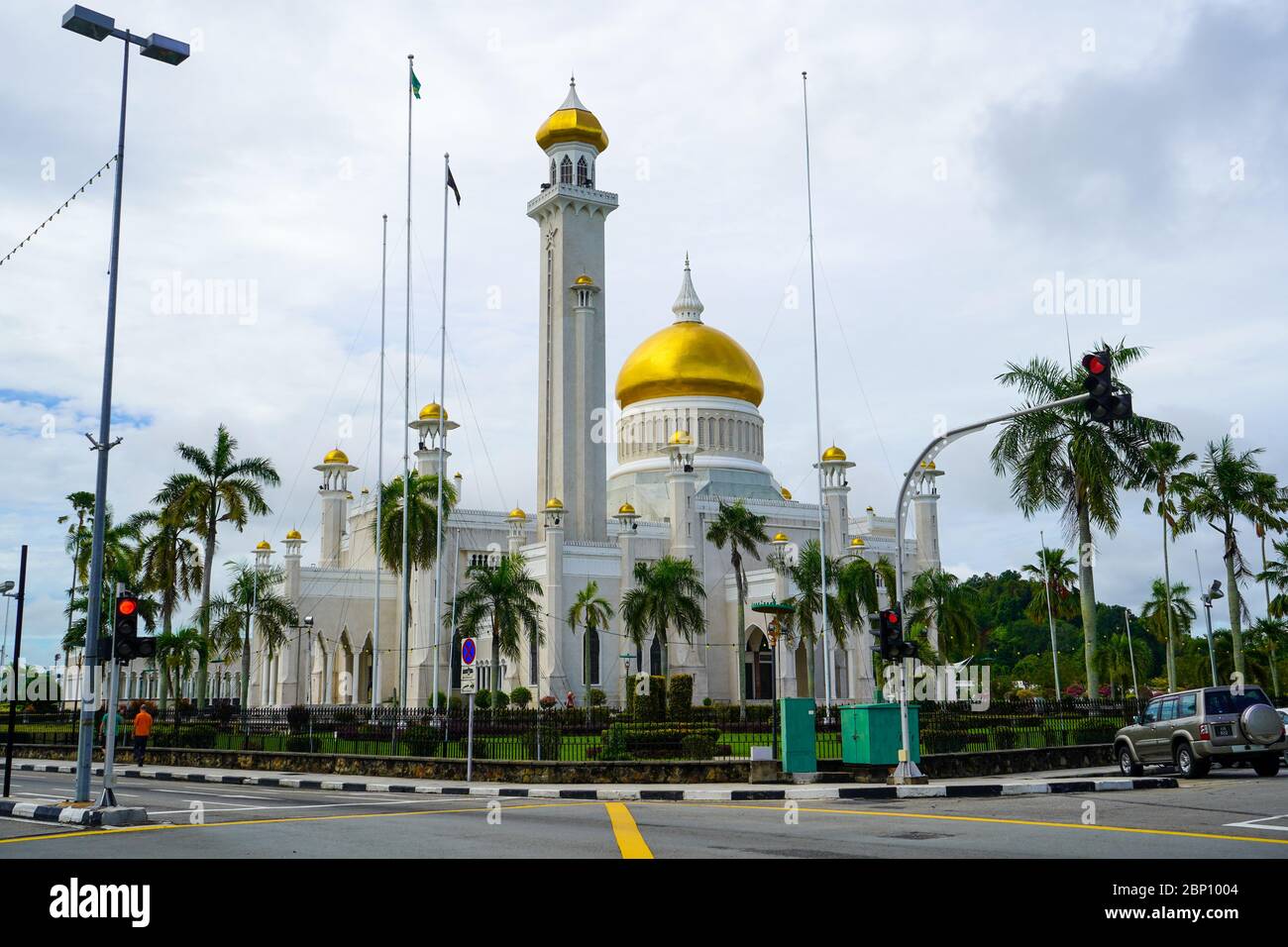 Palme di fronte alla moschea Omar Ali Saifuddien a Bandar seri Begawan, la capitale del Brunei. Foto Stock