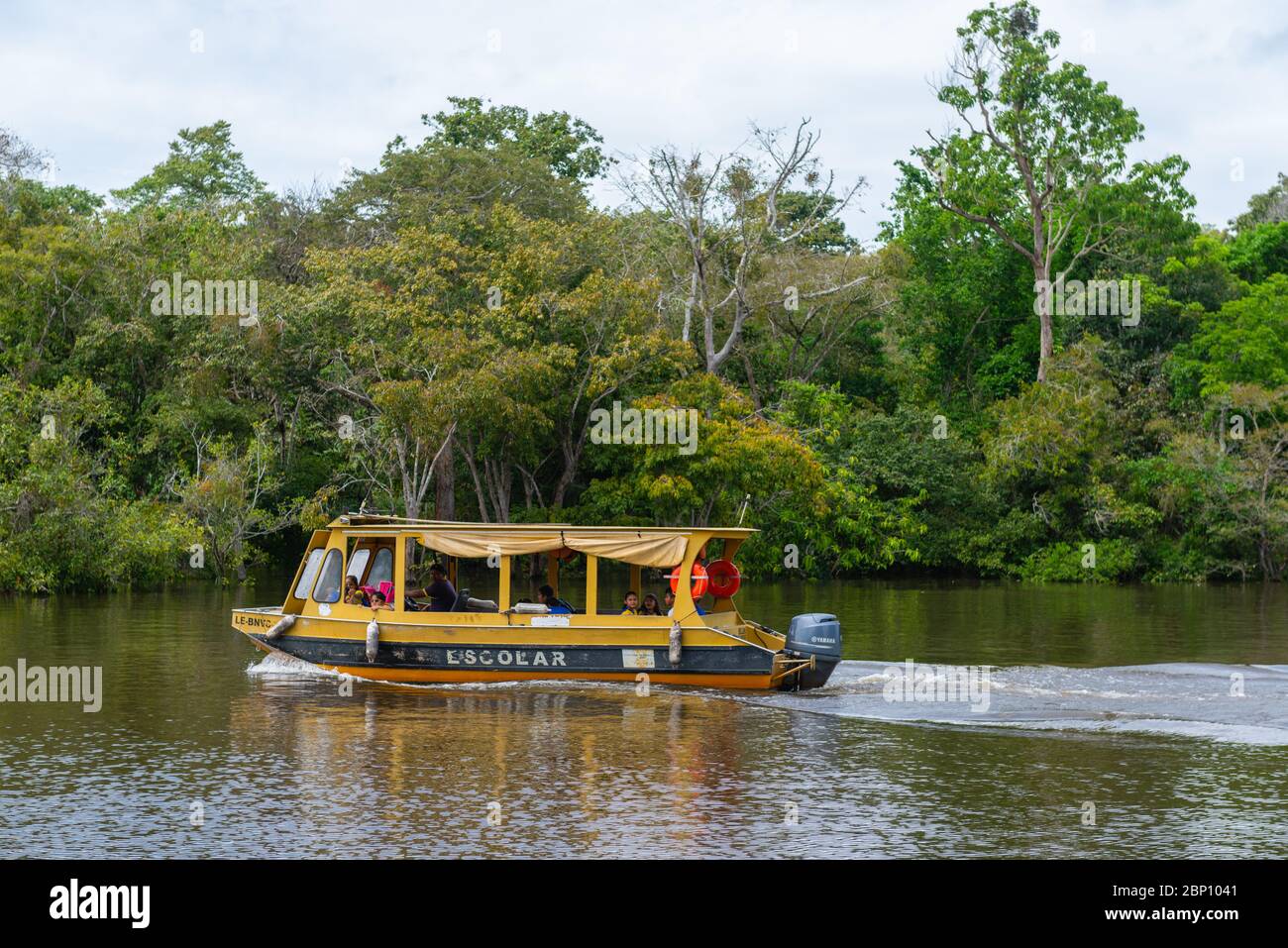 Bambini della scuola che vengono trasportati a casa per mezzo di barca, Amazzonas fiume vicino Manaus, l'Amazzonia, Brasile, America Latina Foto Stock