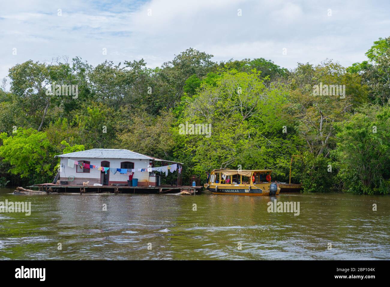 Bambini della scuola che vengono trasportati a casa per mezzo di barca, Amazzonas fiume vicino Manaus, l'Amazzonia, Brasile, America Latina Foto Stock