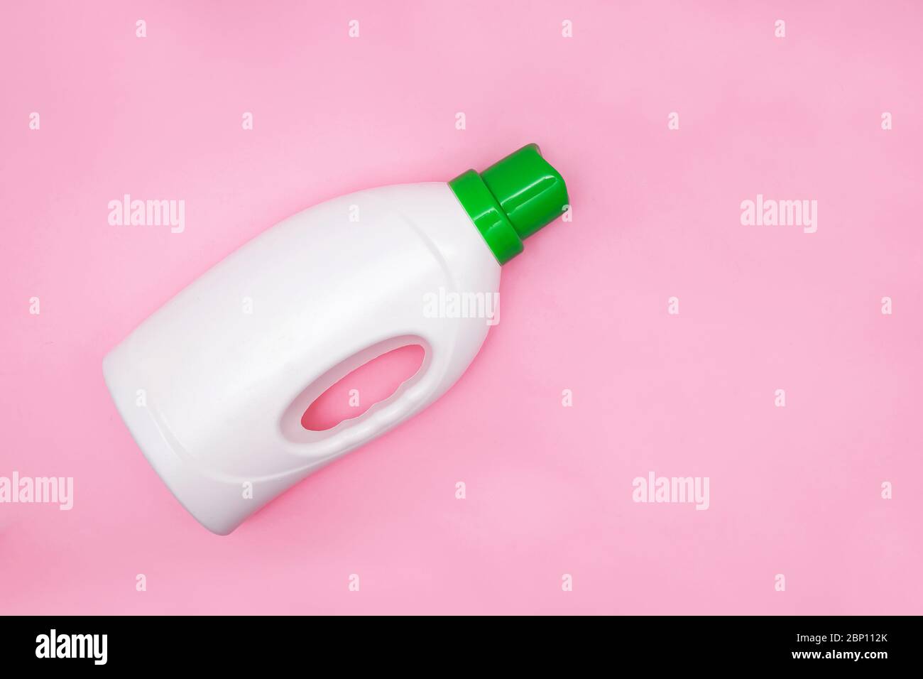 Flacone detergente bianco, sapone per lavaggio, gel detergente. Immagine di visualizzazione orizzontale e piatta. Spazio di copia, modello. Foto Stock