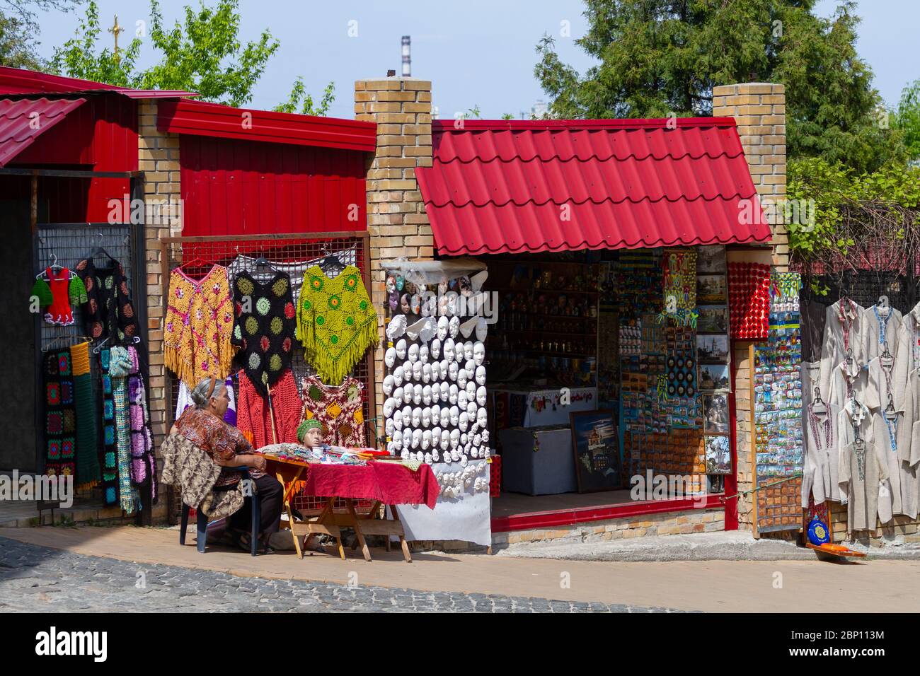 Kiev, Ucraina - 01 maggio 2016: Andrew's Descent è una strada storica famosa che vende arte tradizionale e souvenir a Kiev, Ucraina Foto Stock