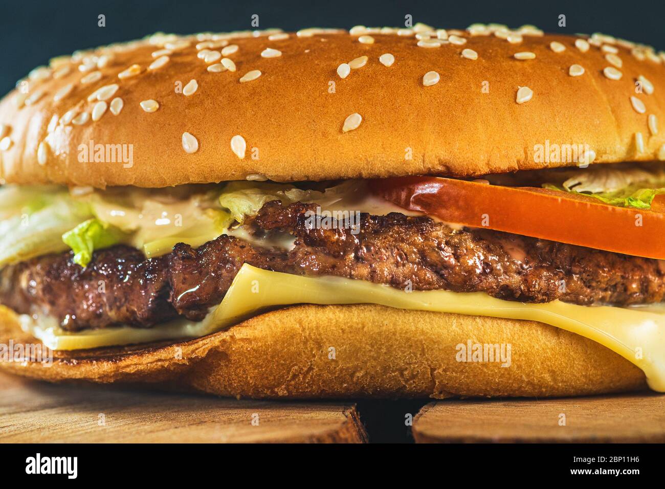 Hamburger o hamburger fatti in casa con carne succulenta, formaggio e verdure, fast food, macro foto. Foto Stock