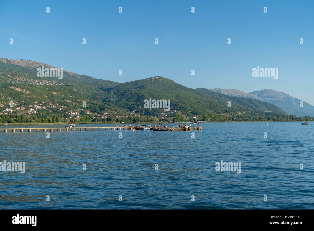 Lago Ohrid di fronte alle grandi montagne nel Nord Macedonia. Agosto 2019 Foto Stock