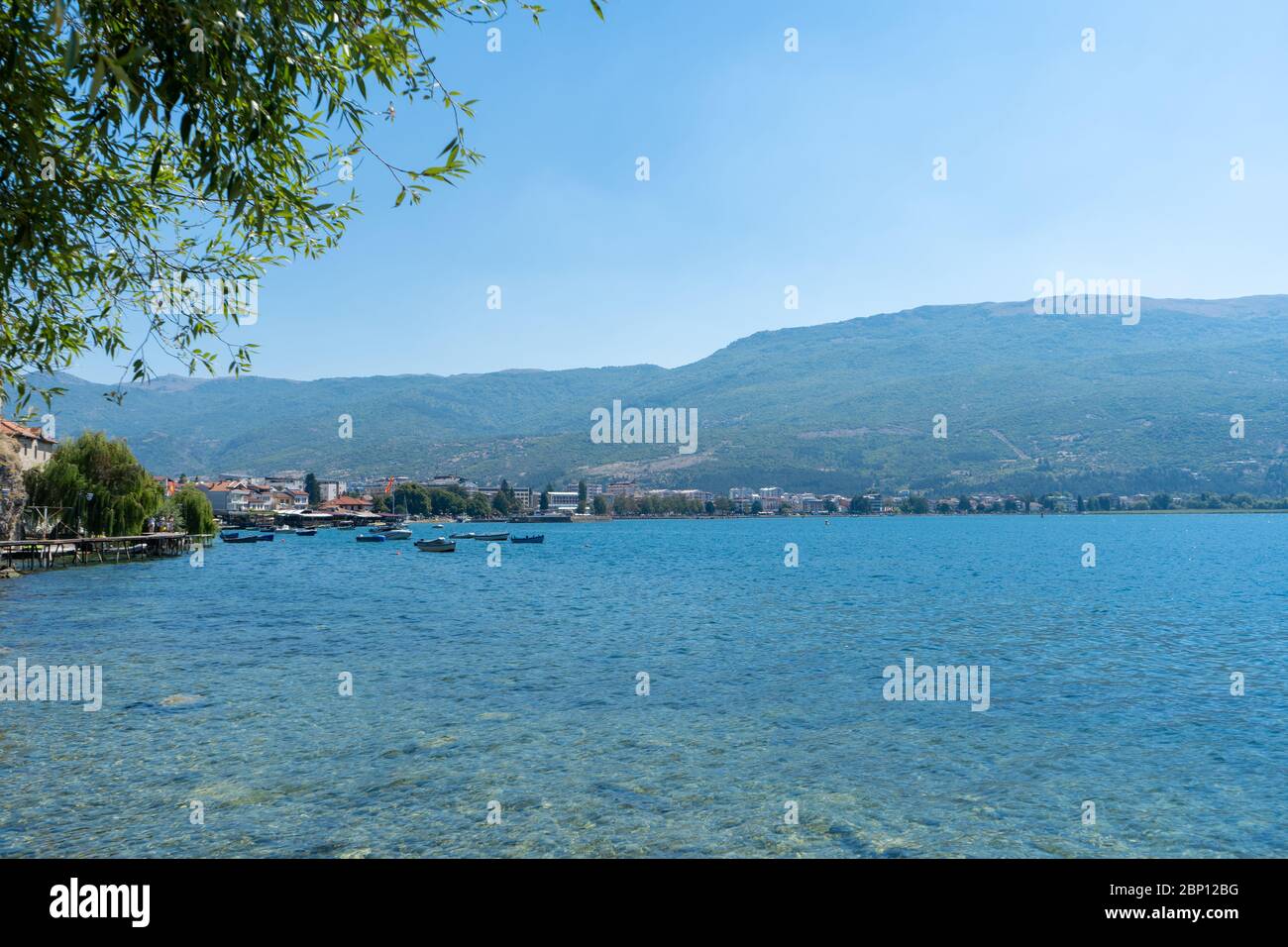 Spiaggia con acque cristalline del lago Ohrid in Macedonia settentrionale durante il caldo giorno estivo. Agosto 2019 Foto Stock