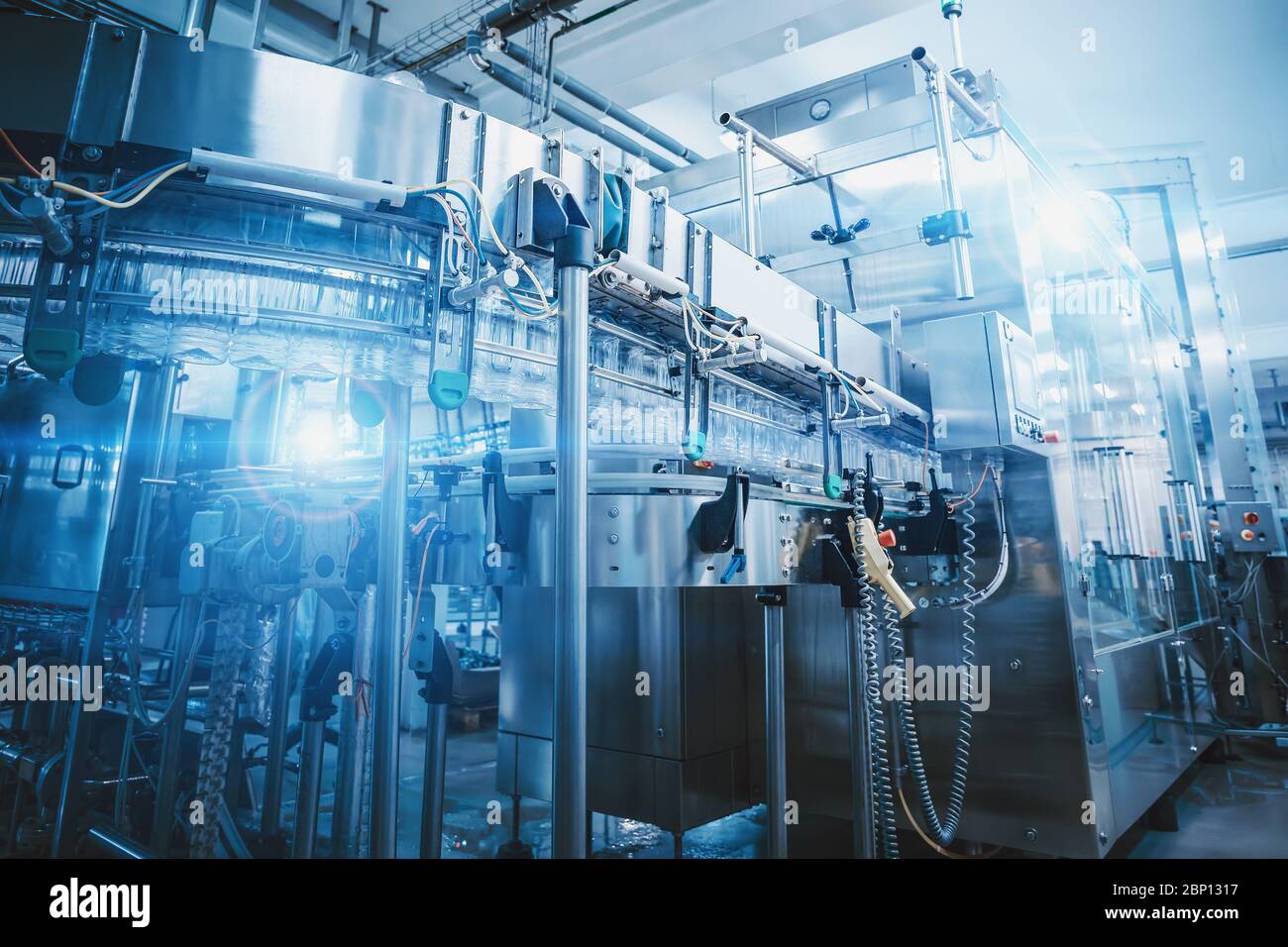 Attrezzature industriali in futuristico luci blu, linea di trasporto, sfondo industriale, tonico Foto Stock