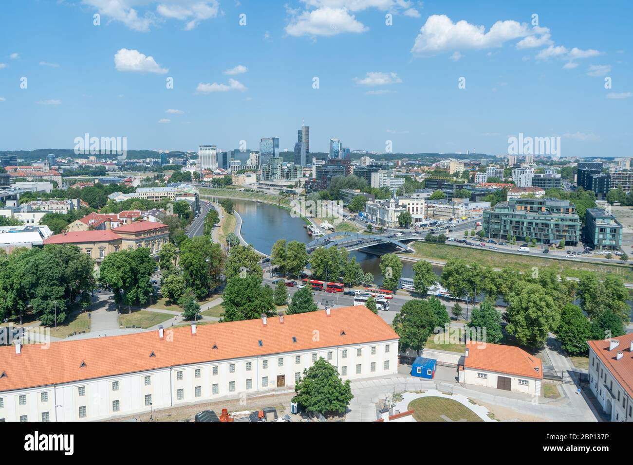 Vista panoramica del centro di Vilnius e del centro affari dalla Torre del Castello di Gediminas. Giugno 2019 Foto Stock