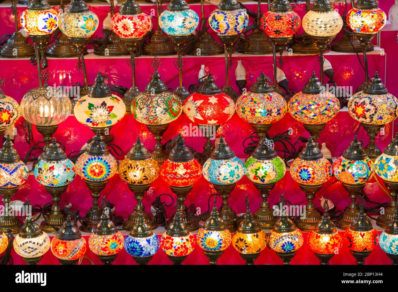 Lampade colorate appese, Deira Souk, il Creek, Dubai, Emirati Arabi Uniti Foto Stock