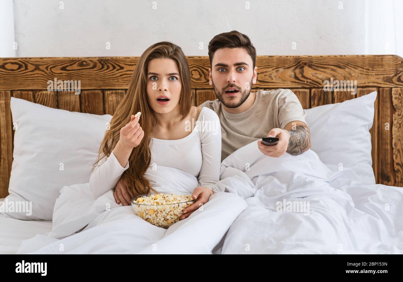 Film a letto. Marito e moglie hanno sorpreso a guardare la tv Foto stock -  Alamy