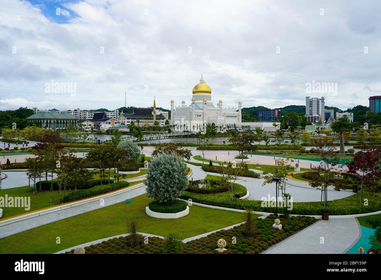 Omar Ali Saifuddien Moschea sullo sfondo del bellissimo parco di Badar seri Begawan, Brunei. Novembre 2019 Foto Stock
