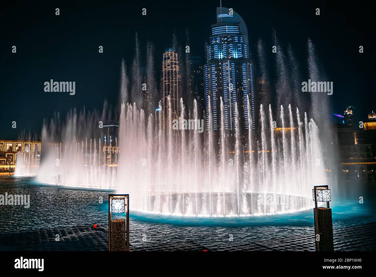 Fontana di Dubai con illuminazione notturna. Popolare luogo turistico, Emirati Arabi Uniti. Foto Stock