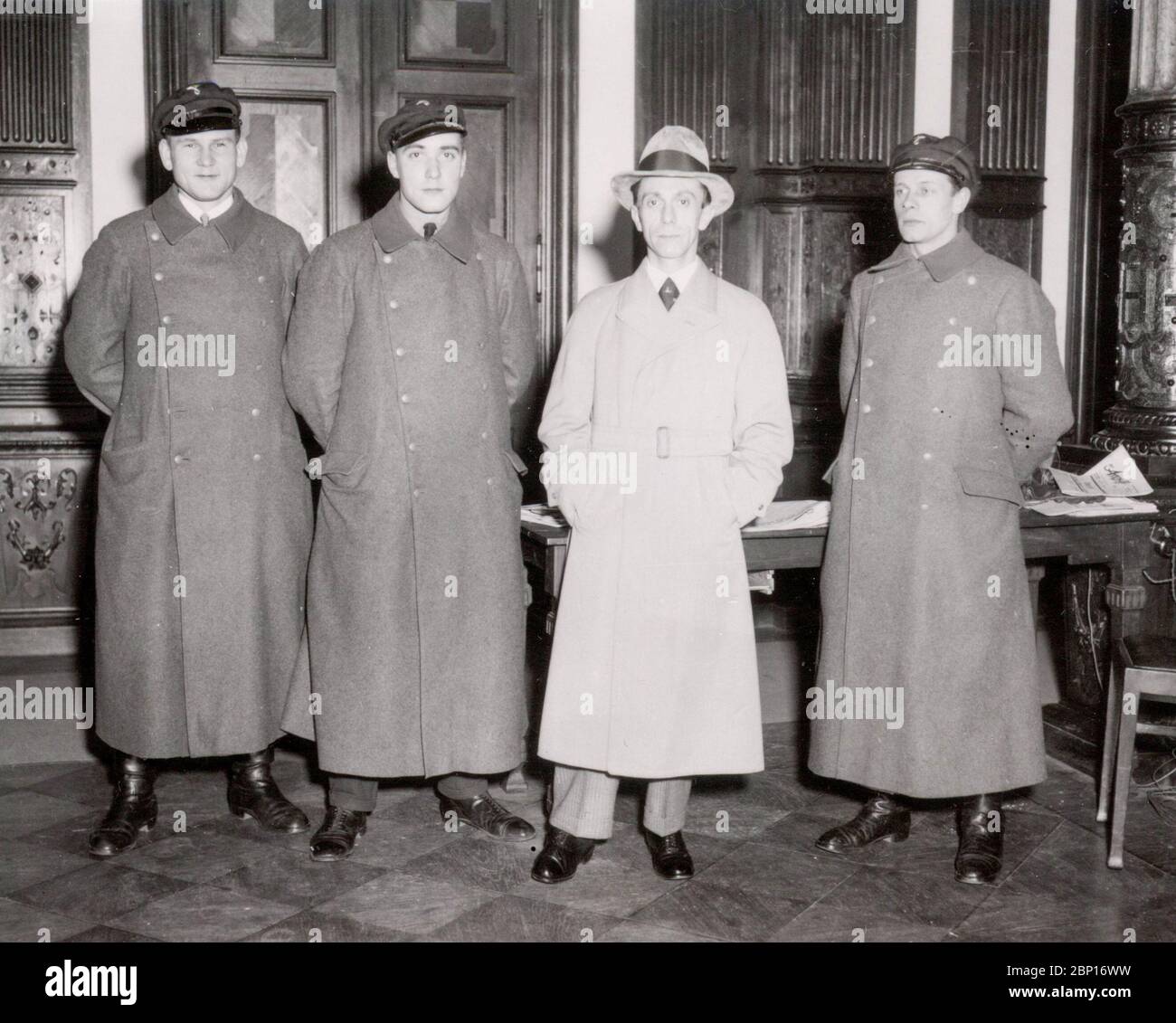 Joseph Goebbels con la sua guardia del corpo personale. Heinrich Hoffmann fotografa 1933 il fotografo ufficiale di Adolf Hitler, e un politico e editore nazista, che era un membro del circolo intimo di Hitler. Joseph Goebbels con la sua guardia del corpo personale. Foto Stock