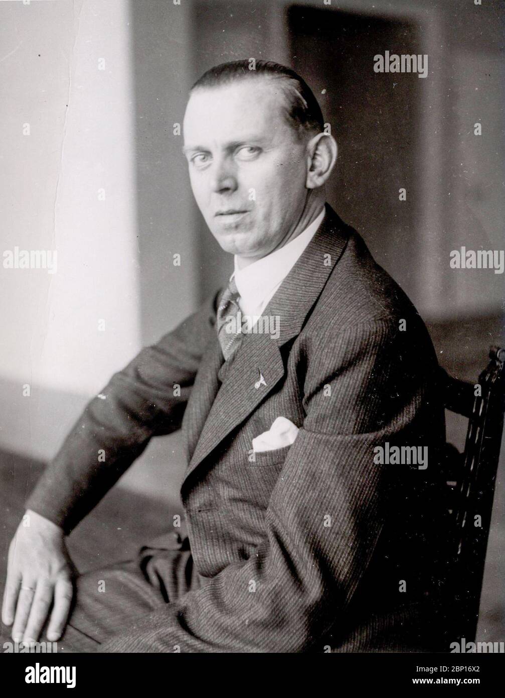 Julius Schaub era il capo di aiuto e l'addictatore tedesco Adolf Hitler