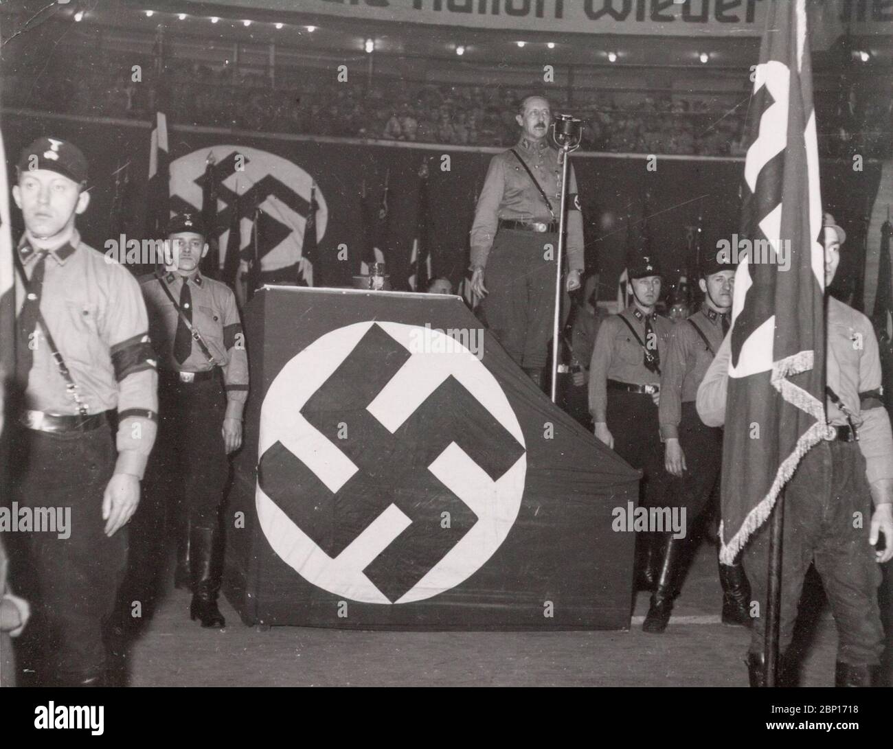 Prinz August Willhelm von Preussen spasiere Heinrich Hoffmann Fotografie 1933 fotografo ufficiale di Adolf Hitler, e un politico e editore nazista, che era un membro del circolo intimo di Hitler. Foto Stock