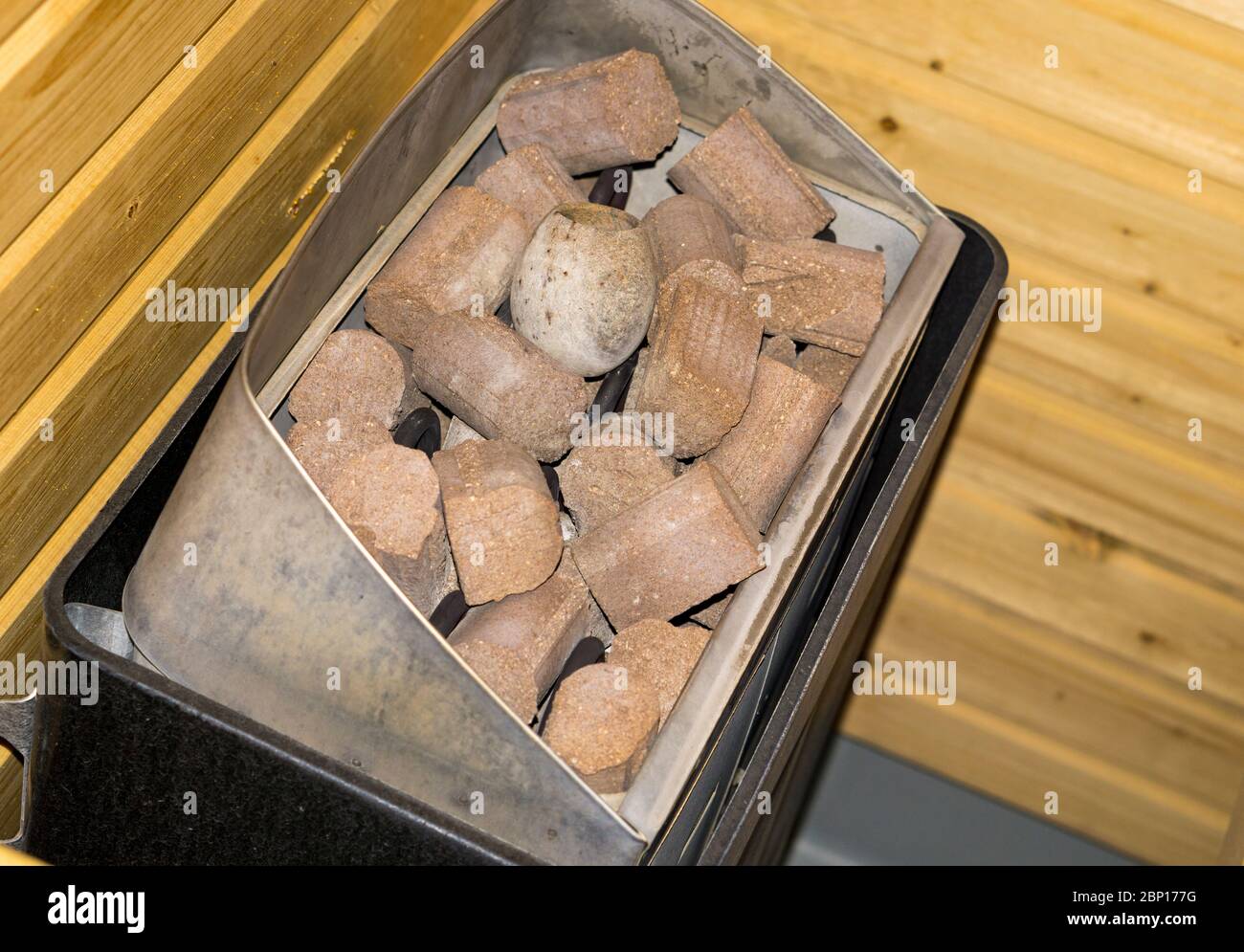 Stufa elettrica per sauna con pietre, Finlandia Foto Stock