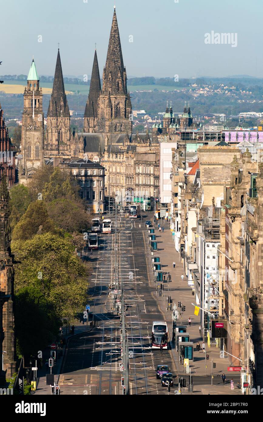 Vista di Princes Street durante il blocco coronavirus che mostra una strada molto tranquilla con poco traffico, Edimburgo, Scozia Regno Unito Foto Stock