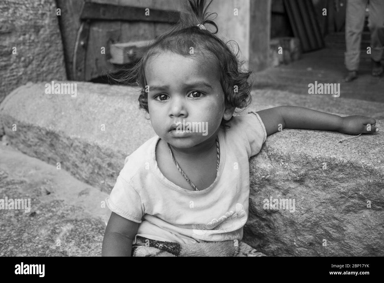 Figlia di Begger con occhi curiosi Foto Stock