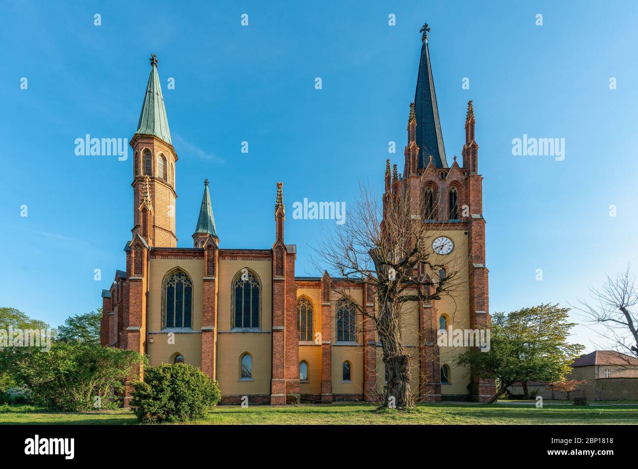 La chiesa neogotica Heilig-Geist di Werder, Brandeburgo, Germania, sotto il sole dorato della sera Foto Stock