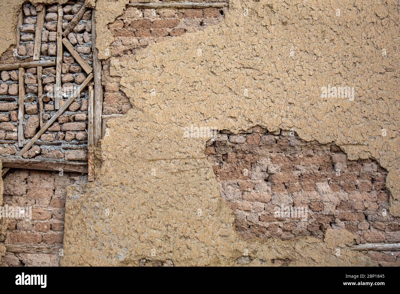 Particolare dal muro di mattoni di fango intemperie di una vecchia casa nel quartiere Odun Pazari di Eskisehir, Turchia. Foto Stock