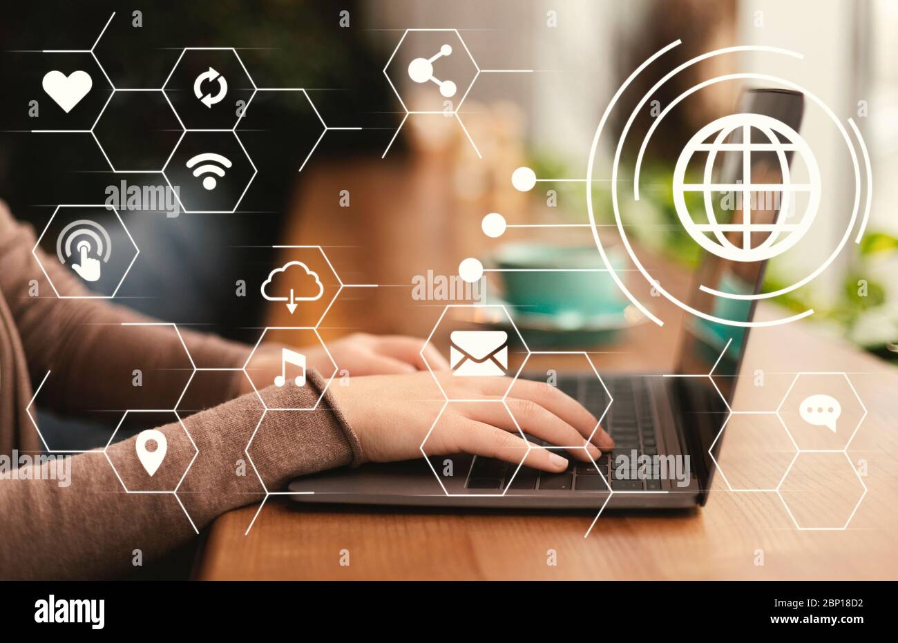 Donna influencer scrivere articolo sui social media su computer portatile in caffetteria, collage con icone web correlate Foto Stock