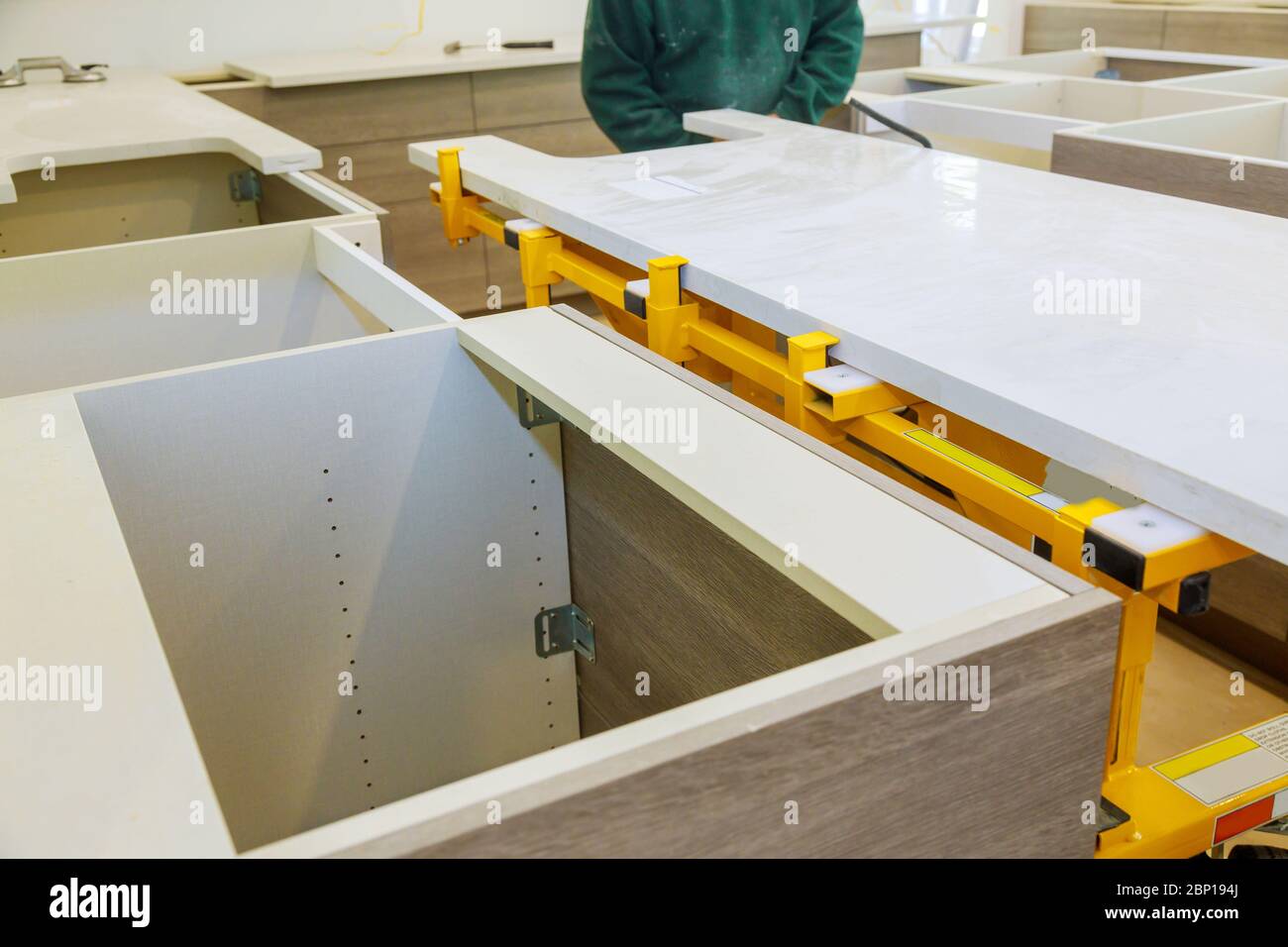 L'appaltatore ha installato la costruzione di disegno interno con i countertops del granito sui nuovi armadietti della cucina Foto Stock