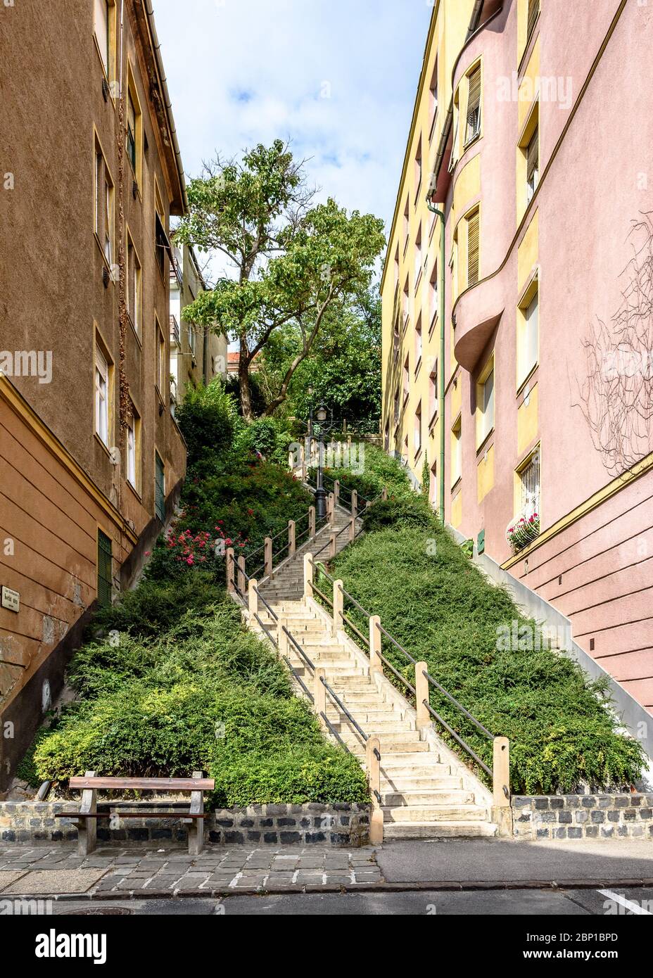 Scale tortuose che conducono al quartiere del Castello di Buda a Korlat utca Foto Stock