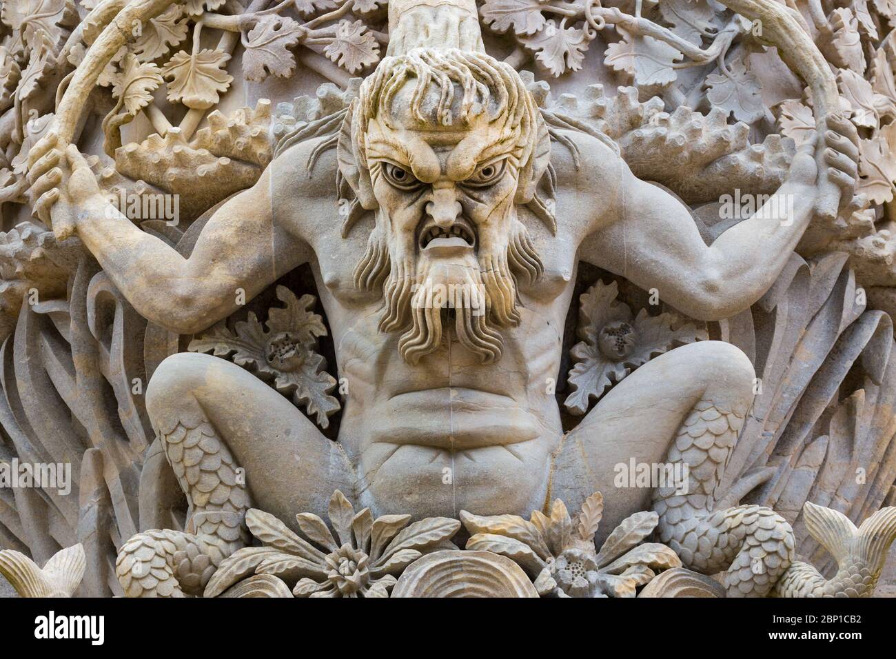 Il Gargoyle guardando giù nel castello di pena, Sintra, Portogallo Foto Stock