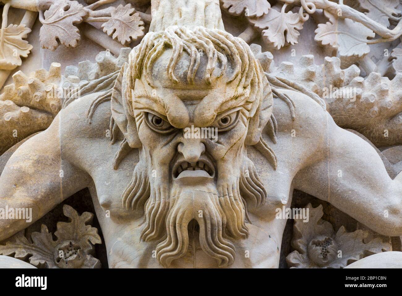 Il Gargoyle guardando giù nel castello di pena, Sintra, Portogallo Foto Stock
